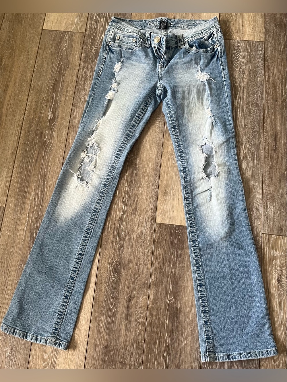 Ariya Light Blue very faded & Distressed Women's Jeans 9/10